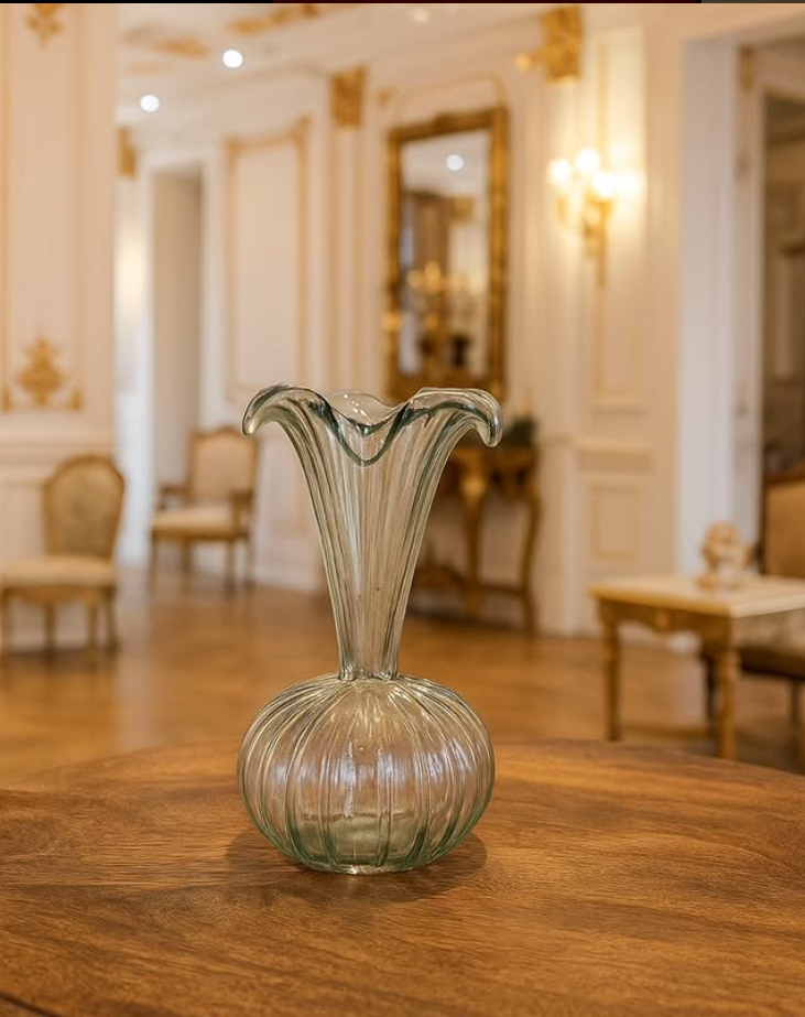 Vintage Fluted Glass Vase – Elegant Transparent Centerpiece